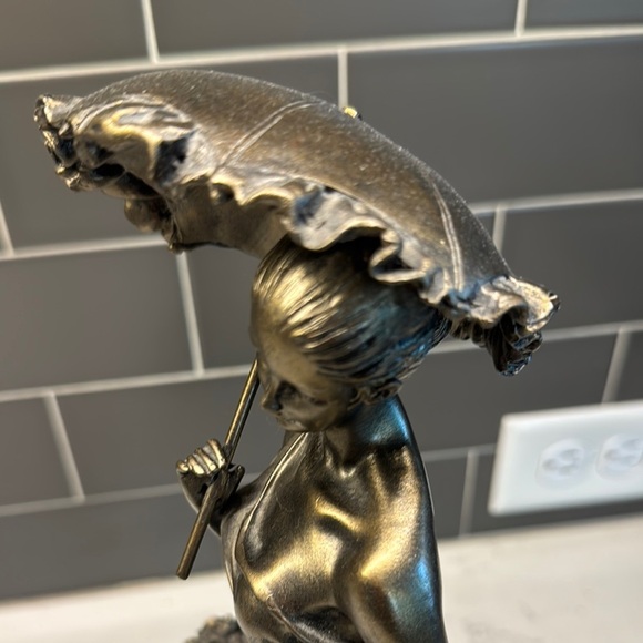 Elegant Bronze Lady Statue with Umbrella - Picture 10 of 10